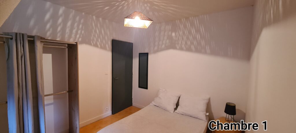 MUROL - Appartement meublé à louer à l'année avec 2 chambres /salle de bain et cuisine américaine équipée