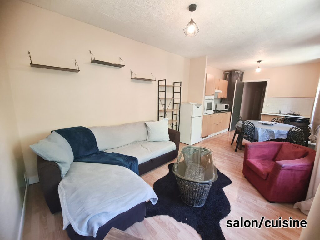MUROL - Appartement meublé à louer à l'année avec 2 chambres /salle de bain et cuisine américaine équipée