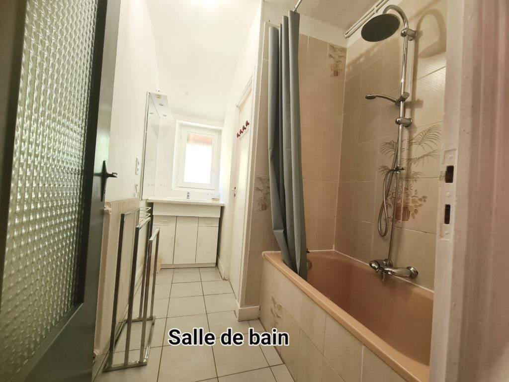 MUROL - Appartement meublé à louer à l'année avec 2 chambres /salle de bain et cuisine américaine équipée