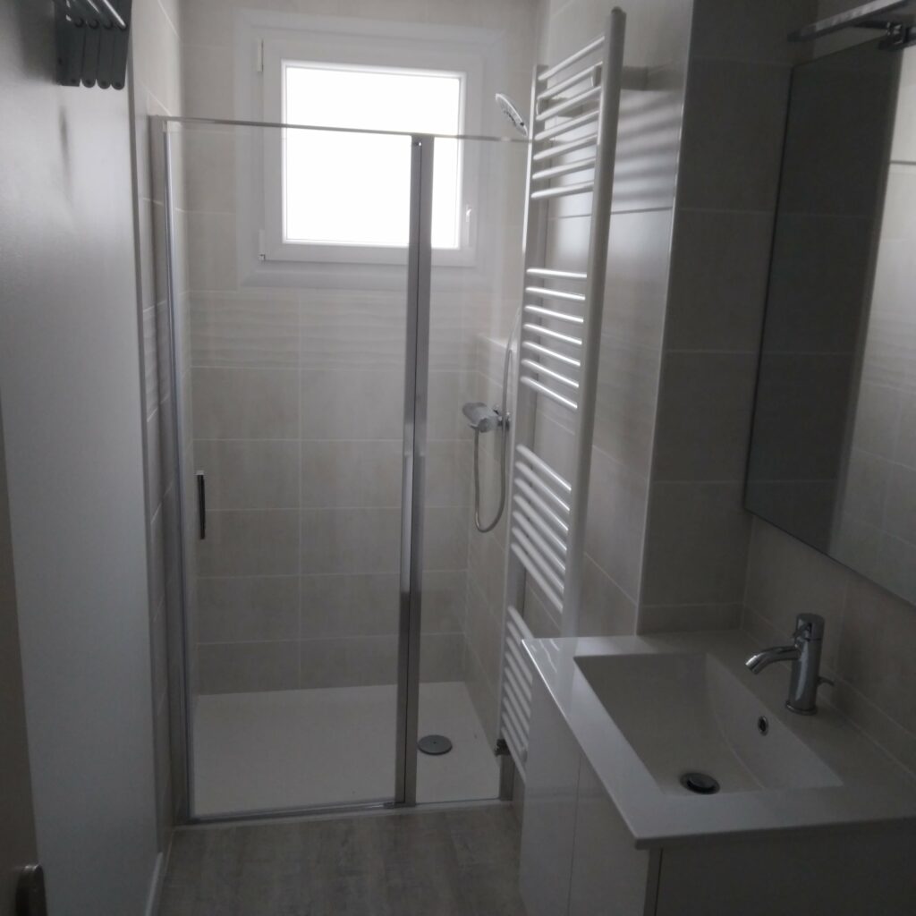 LA BOURBOULE- Location à l'année studio meublé (F1)