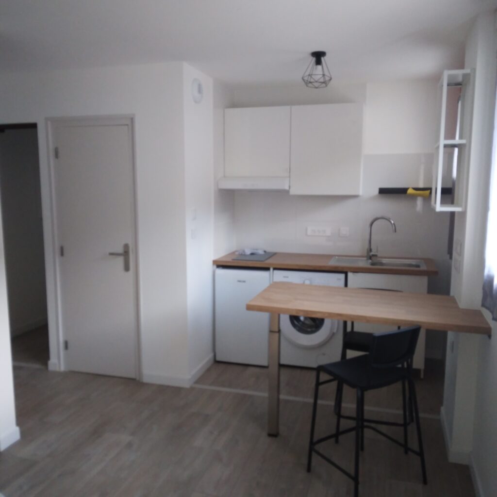 LA BOURBOULE- Location à l'année studio meublé (F1)