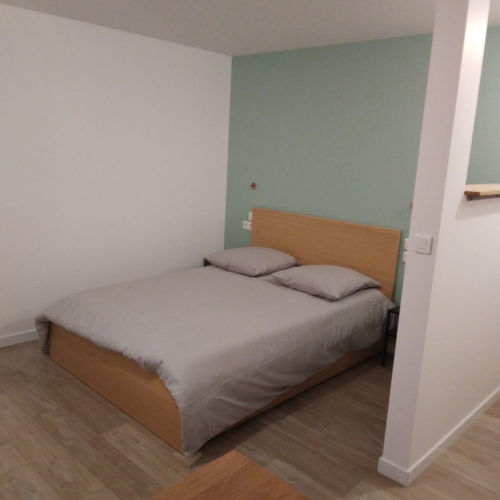 LA BOURBOULE- Location à l'année studio meublé (F1)