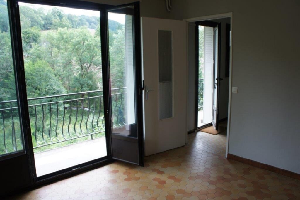 EGLISENEUVE D'ENTRAIGUES - Appartement à louer à l'année (plain-pied, avec jardin et parking - T2)