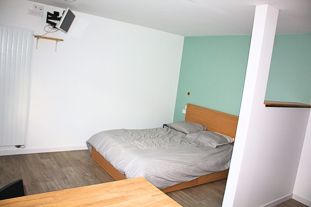 LA BOURBOULE  - 2 Studios à louer à l'année et/ou pour contrat saisonnier (F1)