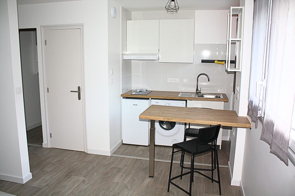 LA BOURBOULE  - 2 Studios à louer à l'année et/ou pour contrat saisonnier (F1)