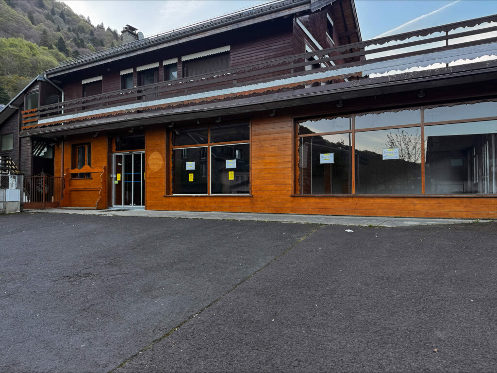 LE MONT-DORE - Local commercial
