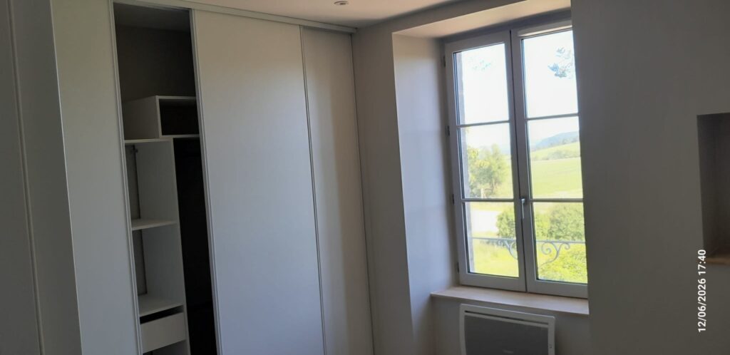 Deux Appartements duplex à louer à l'année dans l'ancienne école du village de Beaune-le-Froid (63790 Murol)