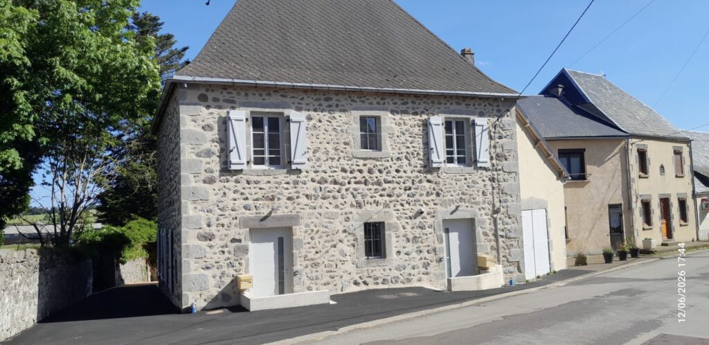 Deux Appartements duplex à louer à l'année dans l'ancienne école du village de Beaune-le-Froid (63790 Murol)