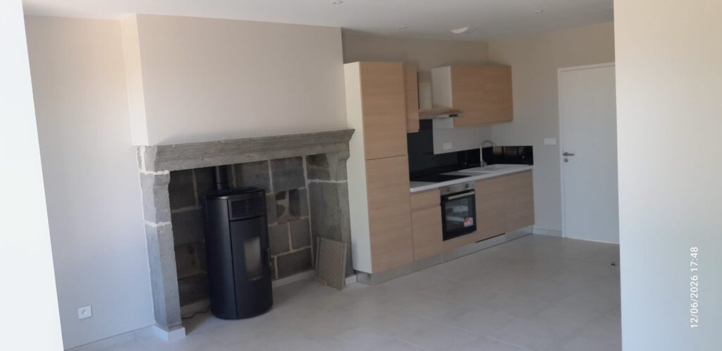 Deux Appartements duplex à louer à l'année dans l'ancienne école du village de Beaune-le-Froid (63790 Murol)